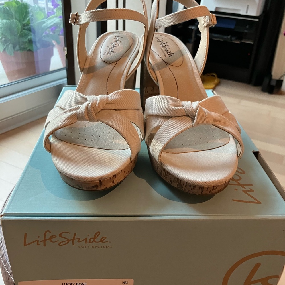 Like new size 11 Lifestride Lucky heeled sandal - Picture 8 of 9